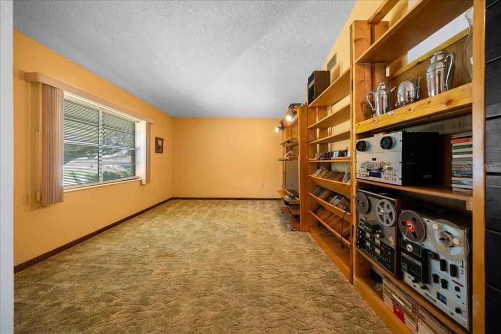 For Sale: $214,900 (2 beds, 2 baths, 1230 Square Feet)