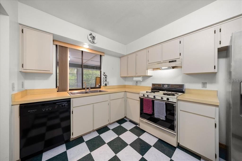 For Sale: $214,900 (2 beds, 2 baths, 1230 Square Feet)