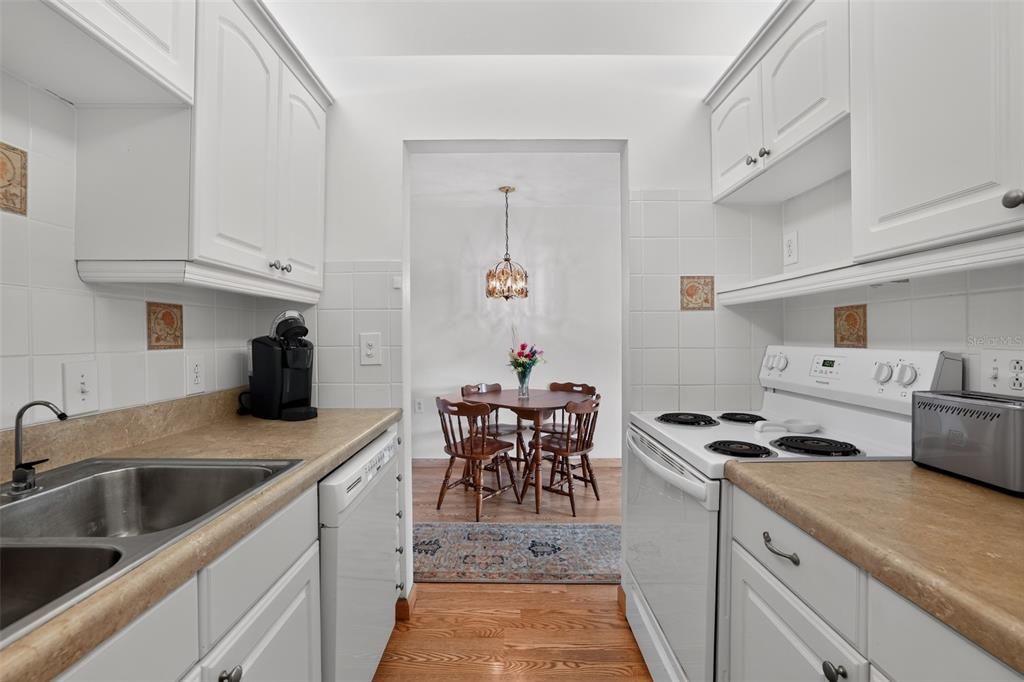 For Sale: $68,000 (1 beds, 1 baths, 608 Square Feet)