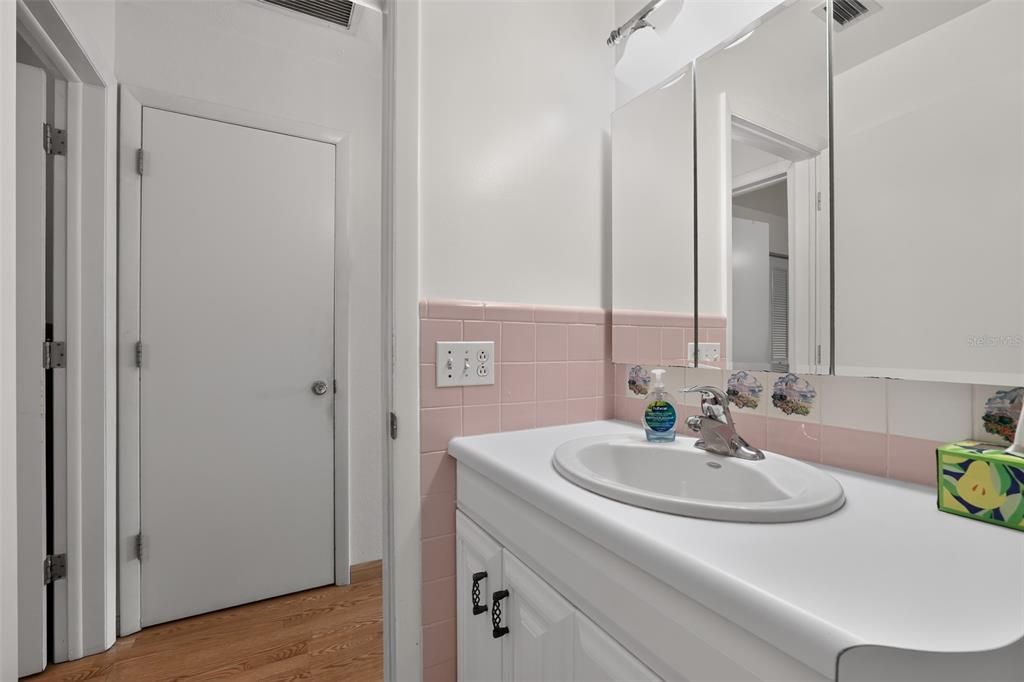 For Sale: $68,000 (1 beds, 1 baths, 608 Square Feet)