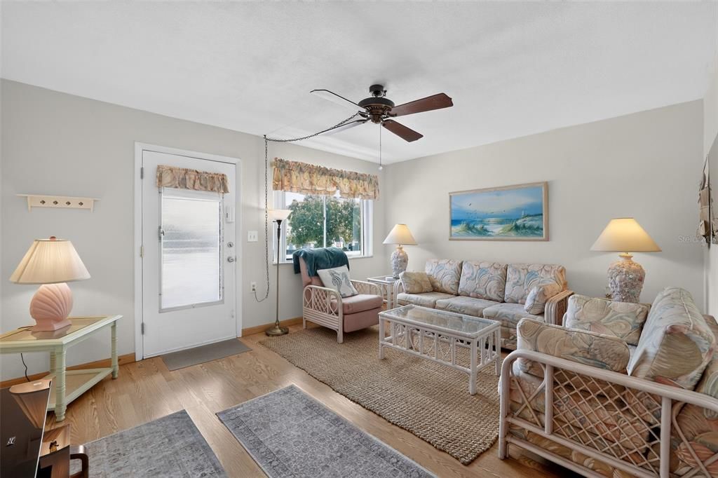 For Sale: $68,000 (1 beds, 1 baths, 608 Square Feet)