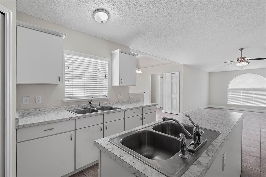 For Sale: $324,900 (3 beds, 2 baths, 1932 Square Feet)