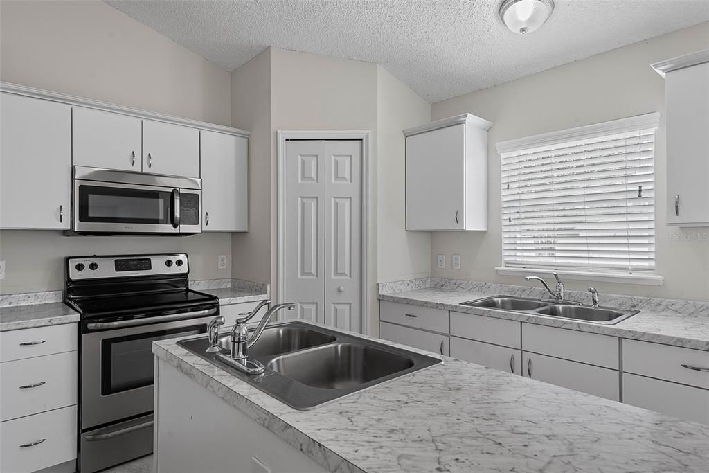For Sale: $324,900 (3 beds, 2 baths, 1932 Square Feet)