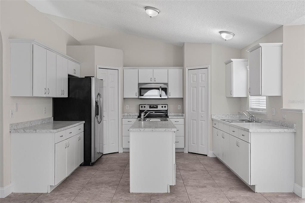 For Sale: $324,900 (3 beds, 2 baths, 1932 Square Feet)
