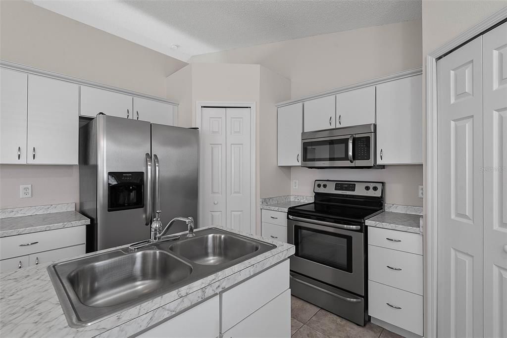 For Sale: $324,900 (3 beds, 2 baths, 1932 Square Feet)