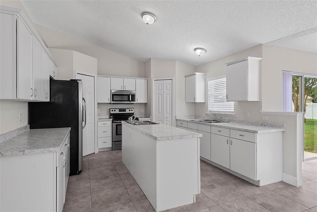 For Sale: $324,900 (3 beds, 2 baths, 1932 Square Feet)