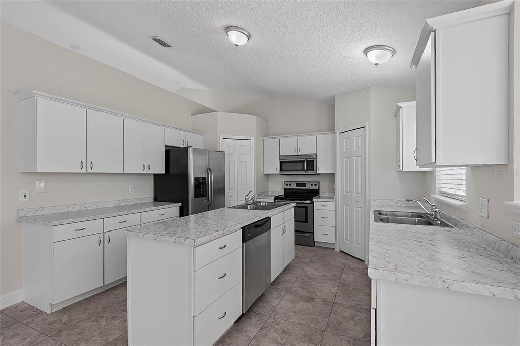 For Sale: $324,900 (3 beds, 2 baths, 1932 Square Feet)