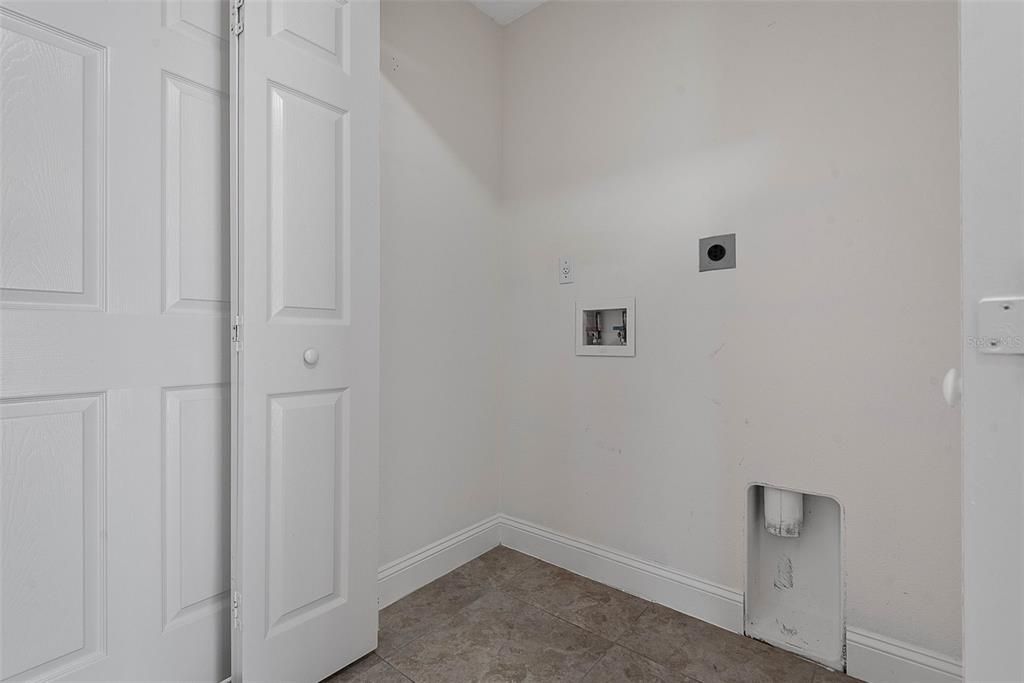 For Sale: $324,900 (3 beds, 2 baths, 1932 Square Feet)