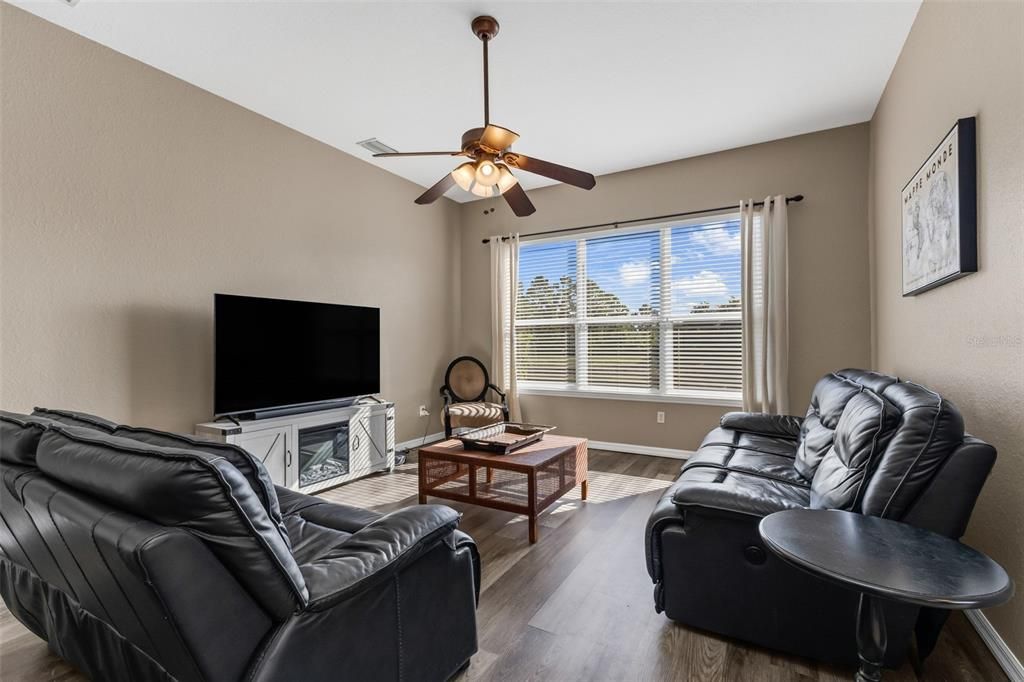 For Sale: $324,900 (3 beds, 2 baths, 1696 Square Feet)