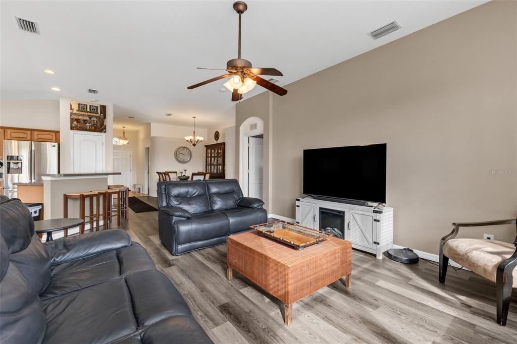 For Sale: $324,900 (3 beds, 2 baths, 1696 Square Feet)