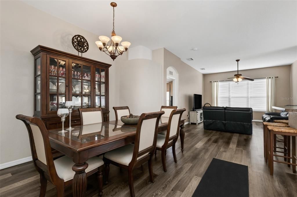 For Sale: $324,900 (3 beds, 2 baths, 1696 Square Feet)
