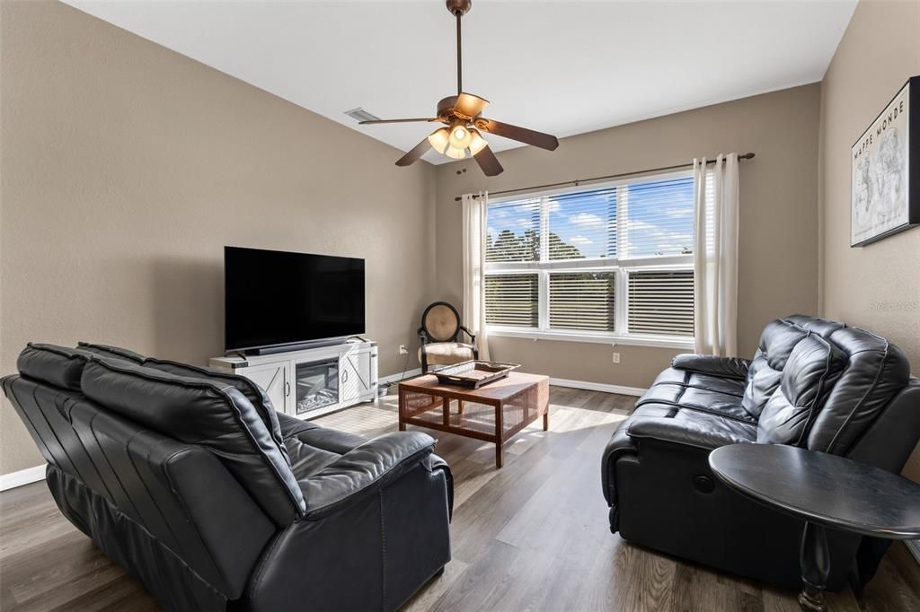 For Sale: $324,900 (3 beds, 2 baths, 1696 Square Feet)