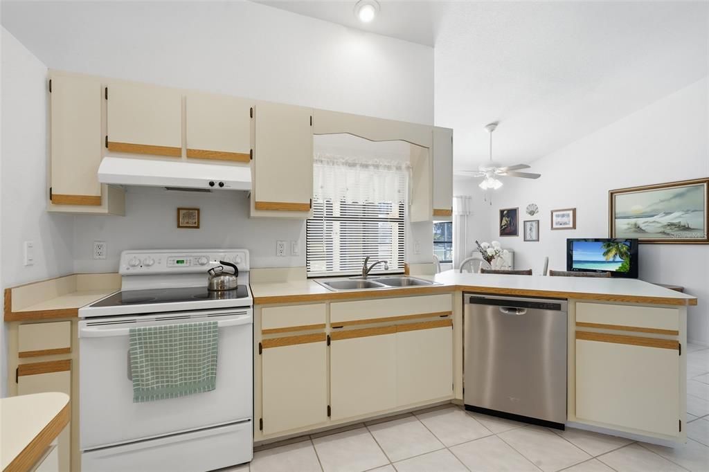 На продажу: $349,000 (3 спален, 2 ванн, 1741 Квадратных фут)