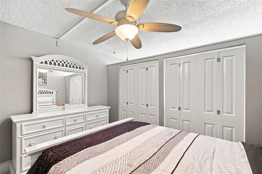 For Sale: $165,000 (1 beds, 1 baths, 822 Square Feet)