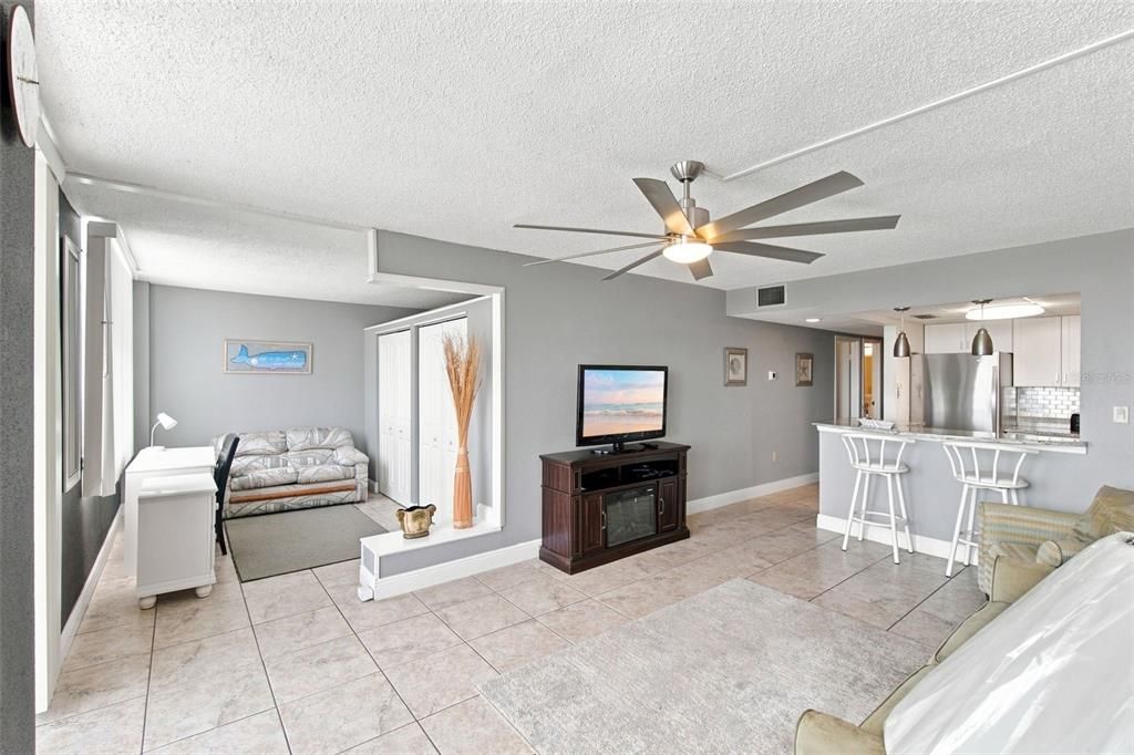 For Sale: $165,000 (1 beds, 1 baths, 822 Square Feet)