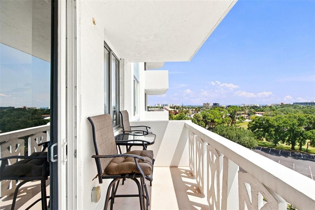 For Sale: $165,000 (1 beds, 1 baths, 822 Square Feet)