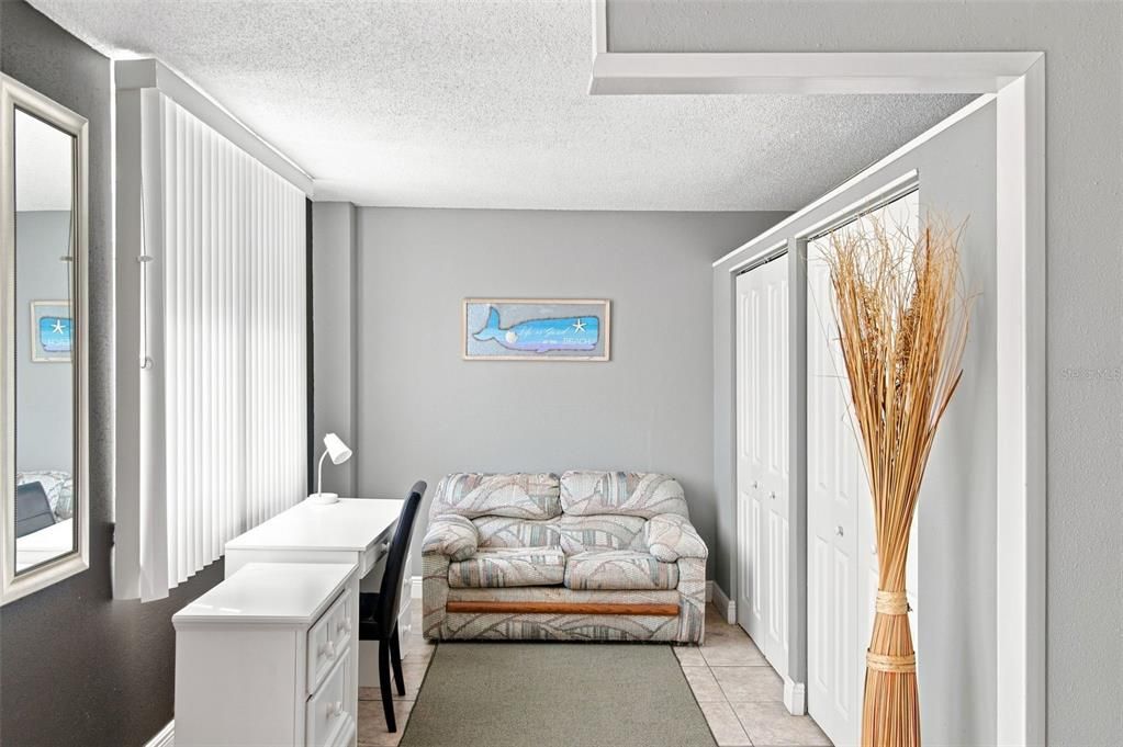 For Sale: $165,000 (1 beds, 1 baths, 822 Square Feet)