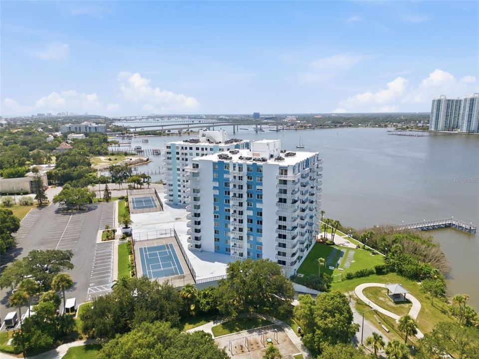 For Sale: $165,000 (1 beds, 1 baths, 822 Square Feet)