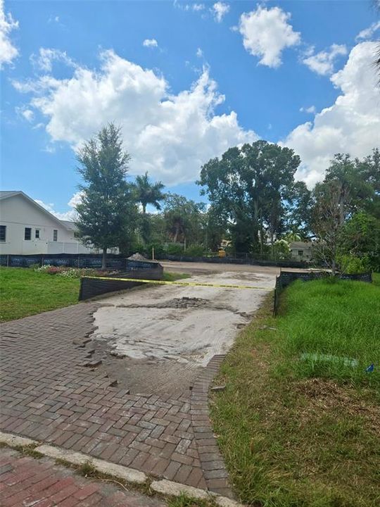 На продажу: $850,000 (0.25 acres)