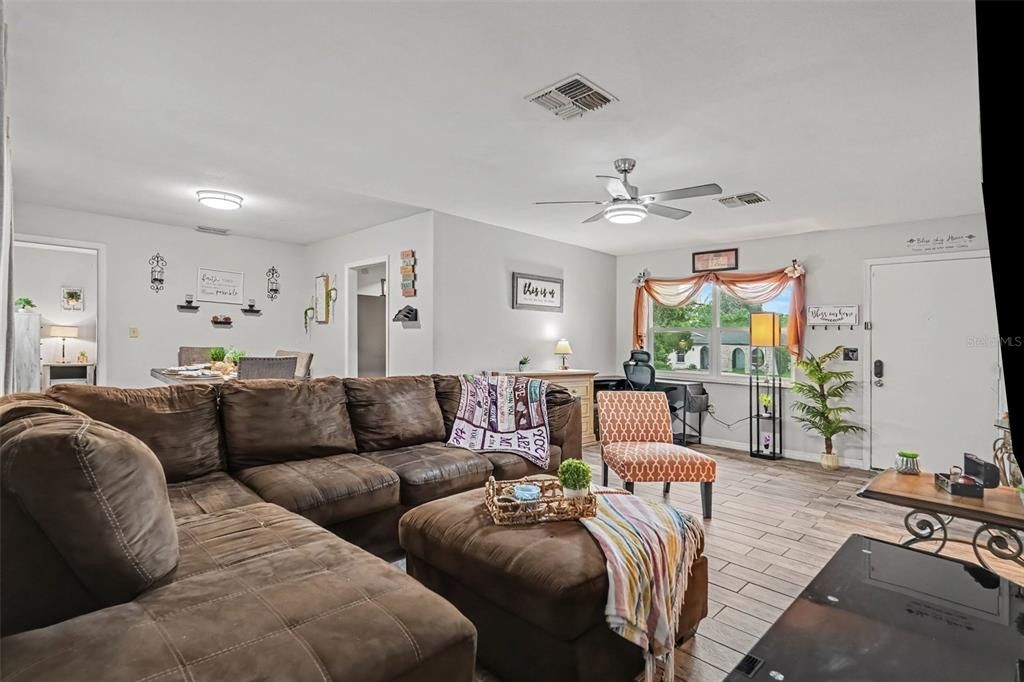 For Sale: $255,000 (2 beds, 2 baths, 1102 Square Feet)