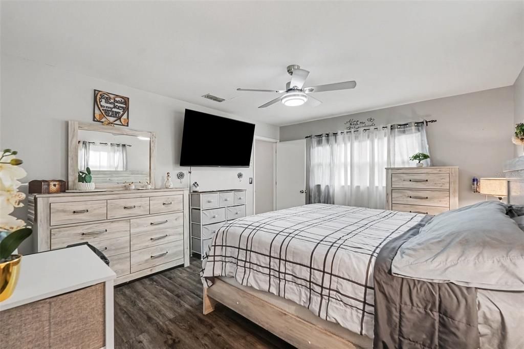 For Sale: $255,000 (2 beds, 2 baths, 1102 Square Feet)