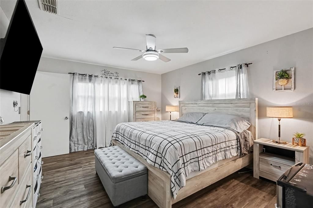 For Sale: $255,000 (2 beds, 2 baths, 1102 Square Feet)