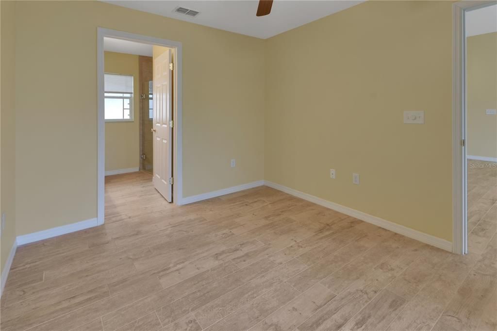 For Sale: $195,000 (2 beds, 2 baths, 939 Square Feet)