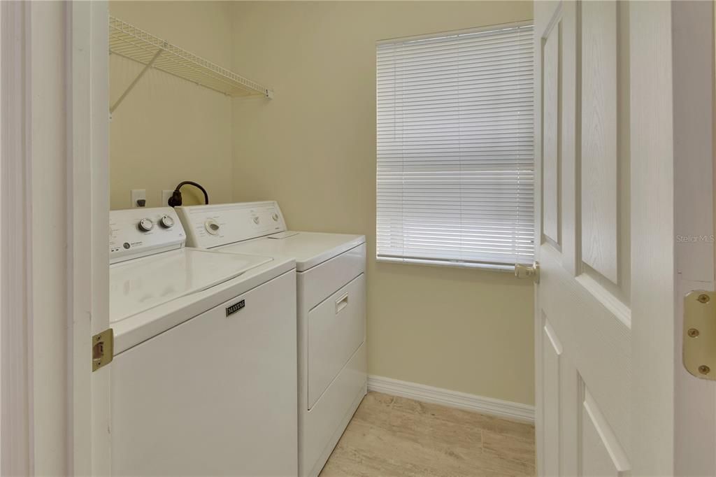 For Sale: $195,000 (2 beds, 2 baths, 939 Square Feet)