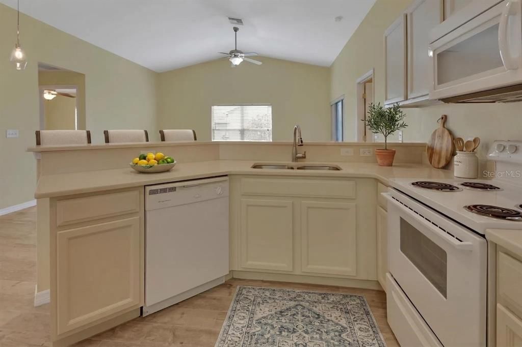 For Sale: $195,000 (2 beds, 2 baths, 939 Square Feet)