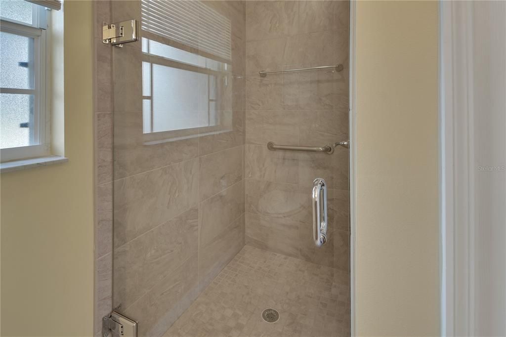 For Sale: $195,000 (2 beds, 2 baths, 939 Square Feet)