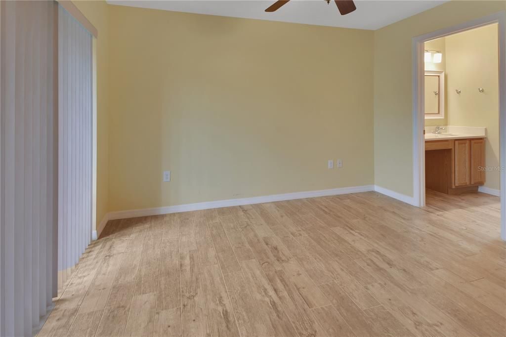 For Sale: $195,000 (2 beds, 2 baths, 939 Square Feet)