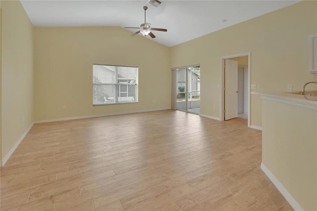 For Sale: $195,000 (2 beds, 2 baths, 939 Square Feet)