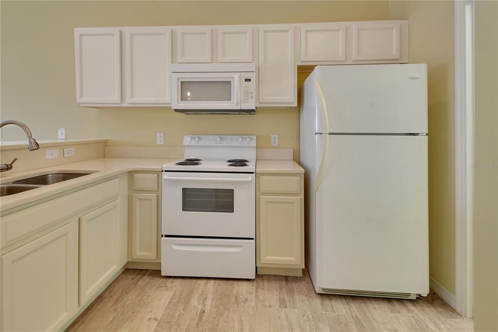 For Sale: $195,000 (2 beds, 2 baths, 939 Square Feet)