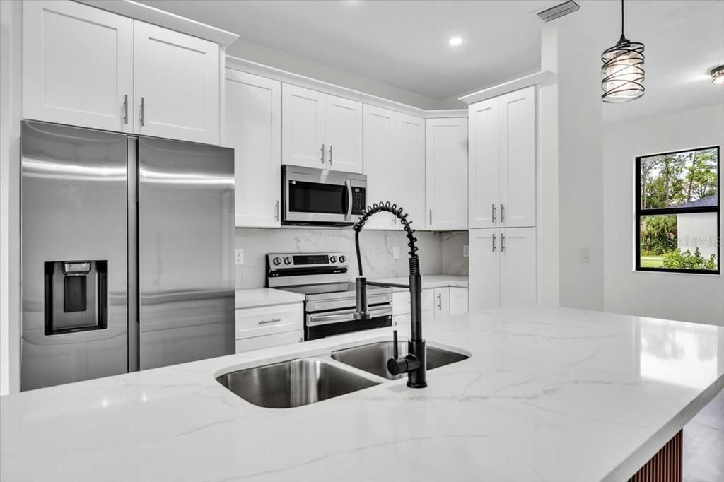 For Sale: $300,000 (3 beds, 2 baths, 1653 Square Feet)