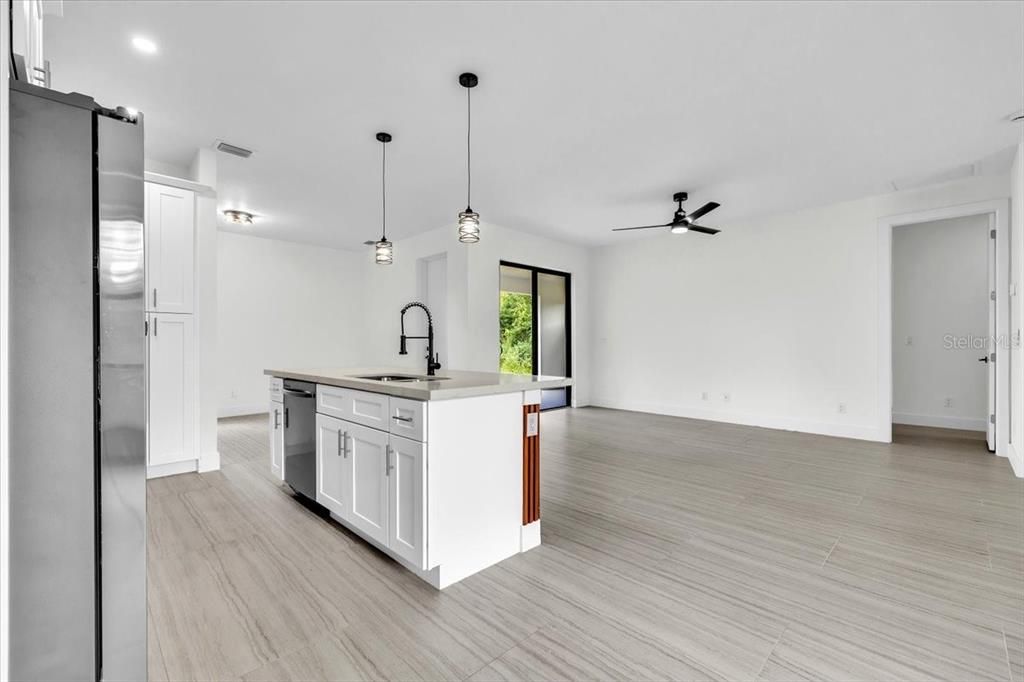 For Sale: $300,000 (3 beds, 2 baths, 1653 Square Feet)