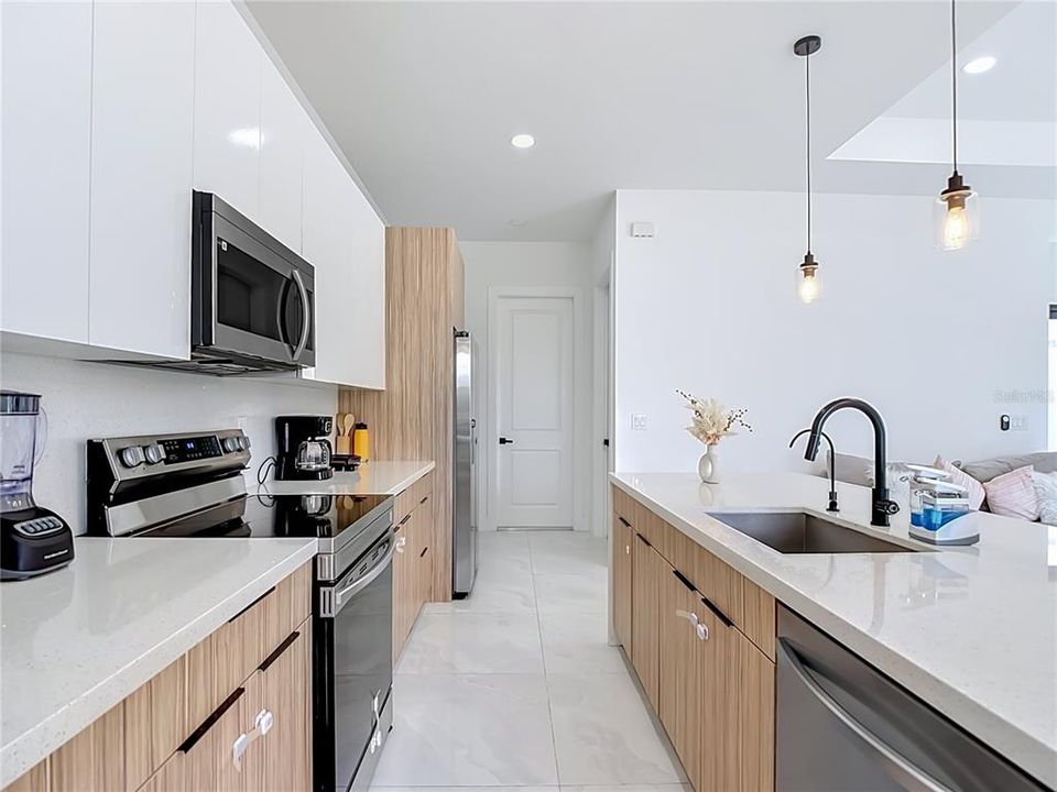For Sale: $413,600 (4 beds, 2 baths, 1643 Square Feet)