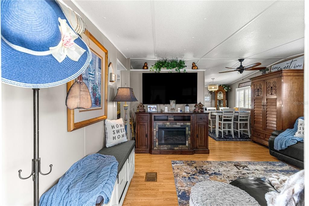 For Sale: $158,500 (2 beds, 1 baths, 768 Square Feet)