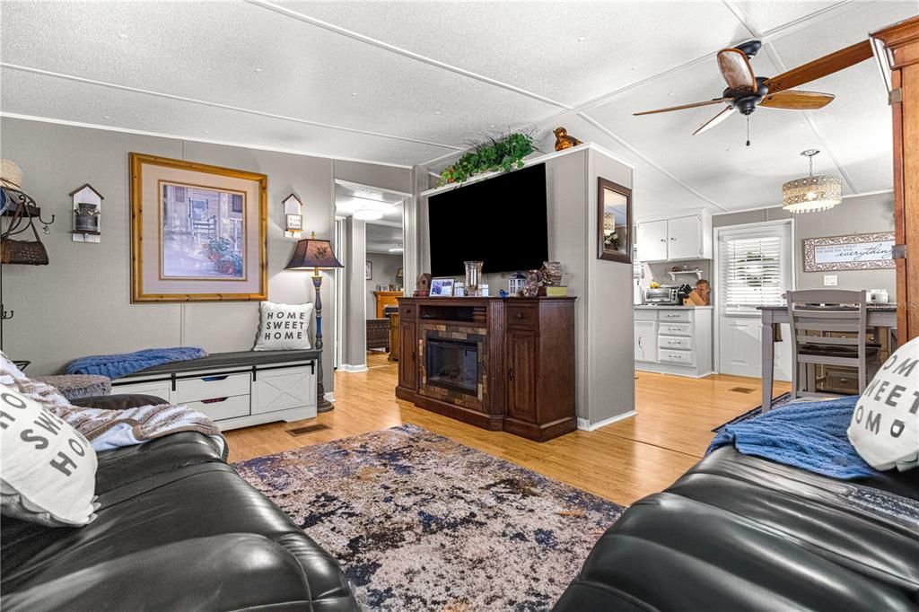 For Sale: $158,500 (2 beds, 1 baths, 768 Square Feet)