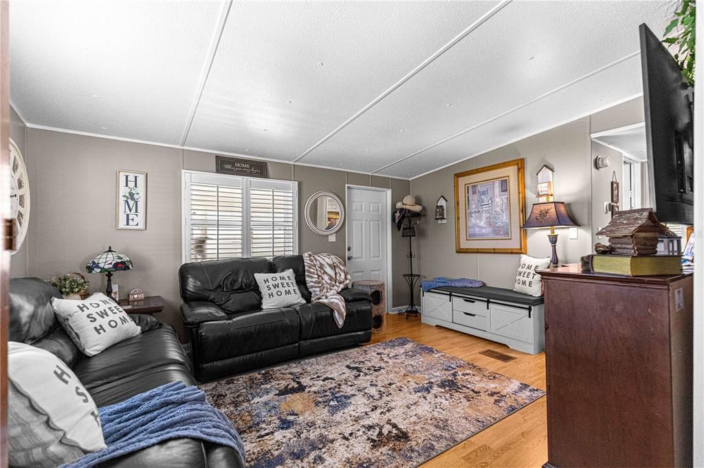 For Sale: $158,500 (2 beds, 1 baths, 768 Square Feet)