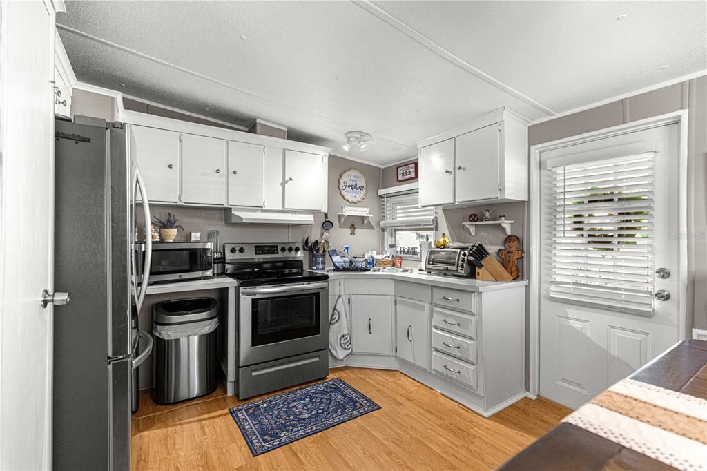 For Sale: $158,500 (2 beds, 1 baths, 768 Square Feet)