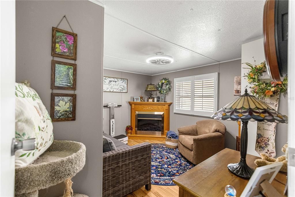 For Sale: $158,500 (2 beds, 1 baths, 768 Square Feet)
