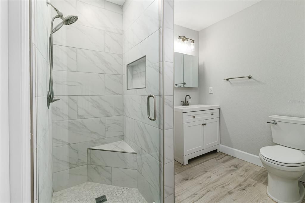 На продажу: $279,950 (4 спален, 2 ванн, 1330 Квадратных фут)