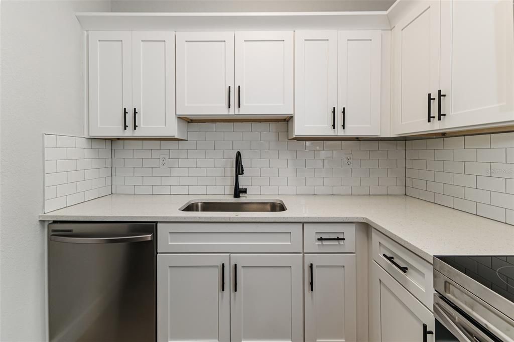 На продажу: $279,950 (4 спален, 2 ванн, 1330 Квадратных фут)