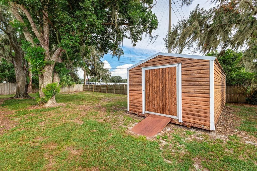 На продажу: $279,950 (4 спален, 2 ванн, 1330 Квадратных фут)