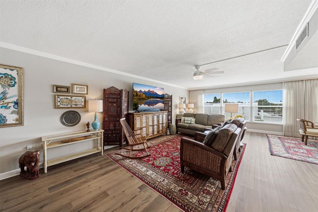 For Sale: $299,995 (3 beds, 2 baths, 1600 Square Feet)