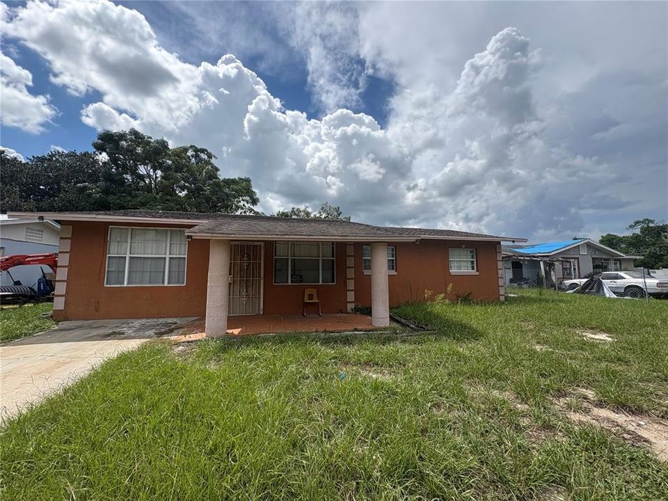 For Sale: $165,000 (3 beds, 2 baths, 995 Square Feet)