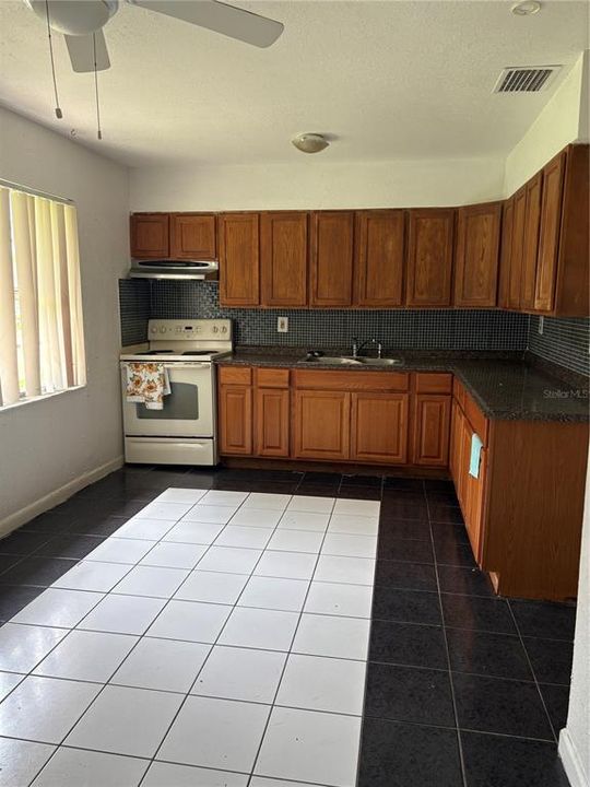 For Sale: $165,000 (3 beds, 2 baths, 995 Square Feet)