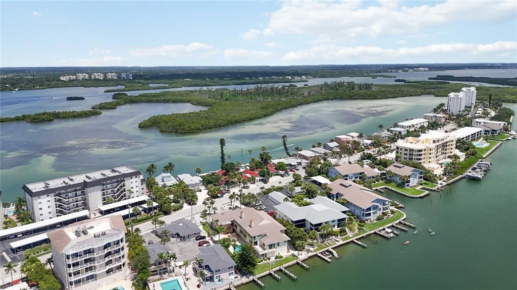На продажу: $399,000 (2 спален, 2 ванн, 1124 Квадратных фут)
