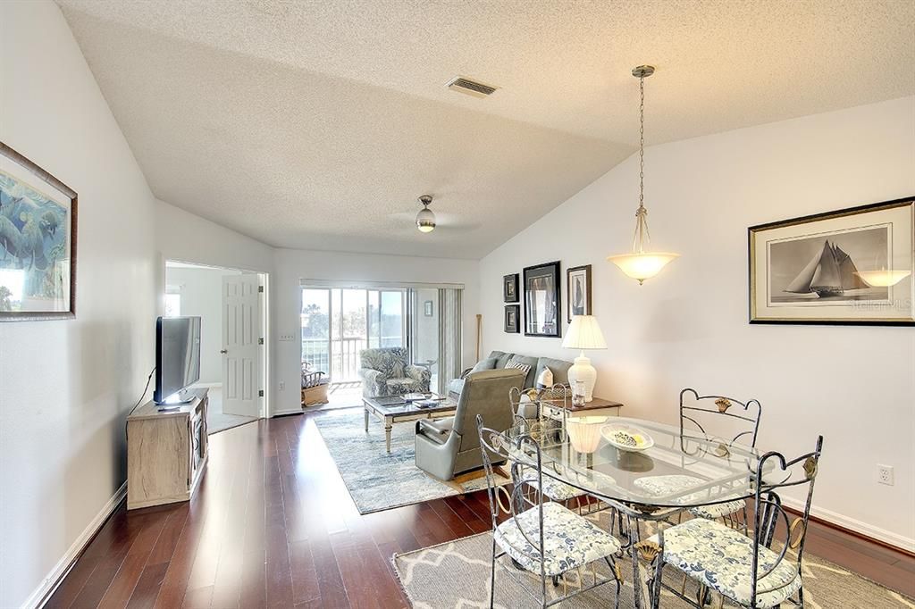 En Venta: $229,500 (2 camas, 2 baños, 1272 Pies cuadrados)