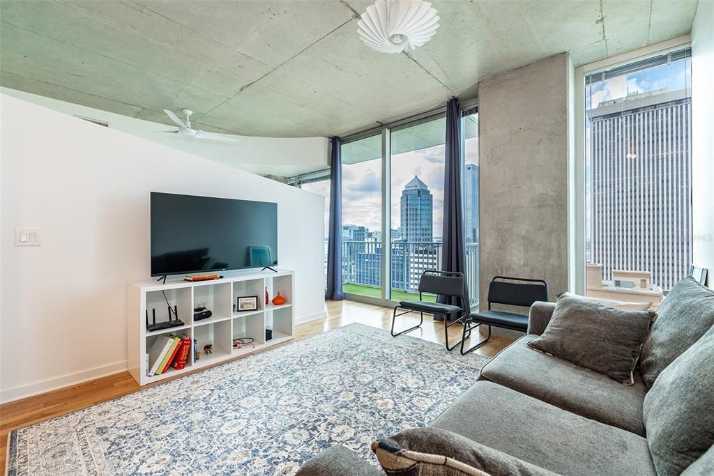 Active With Contract: $2,800 (1 beds, 1 baths, 846 Square Feet)
